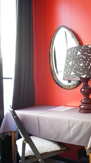 Minibar, meja kerja, Wi-Fi gratis, dan seprai linen