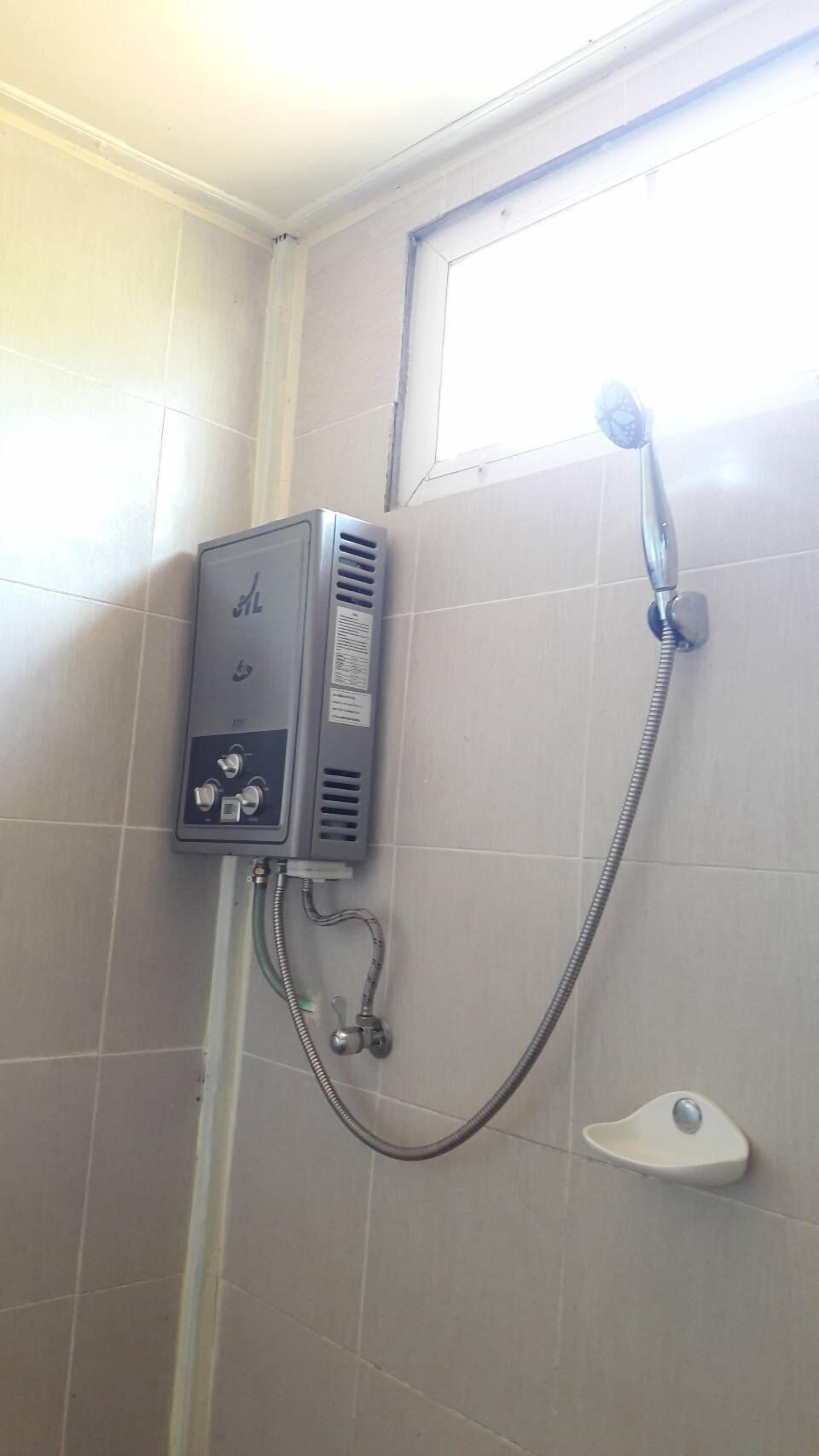 ฝักบัว, ของใช้ในห้องน้ำฟรี, ผ้าเช็ดตัว