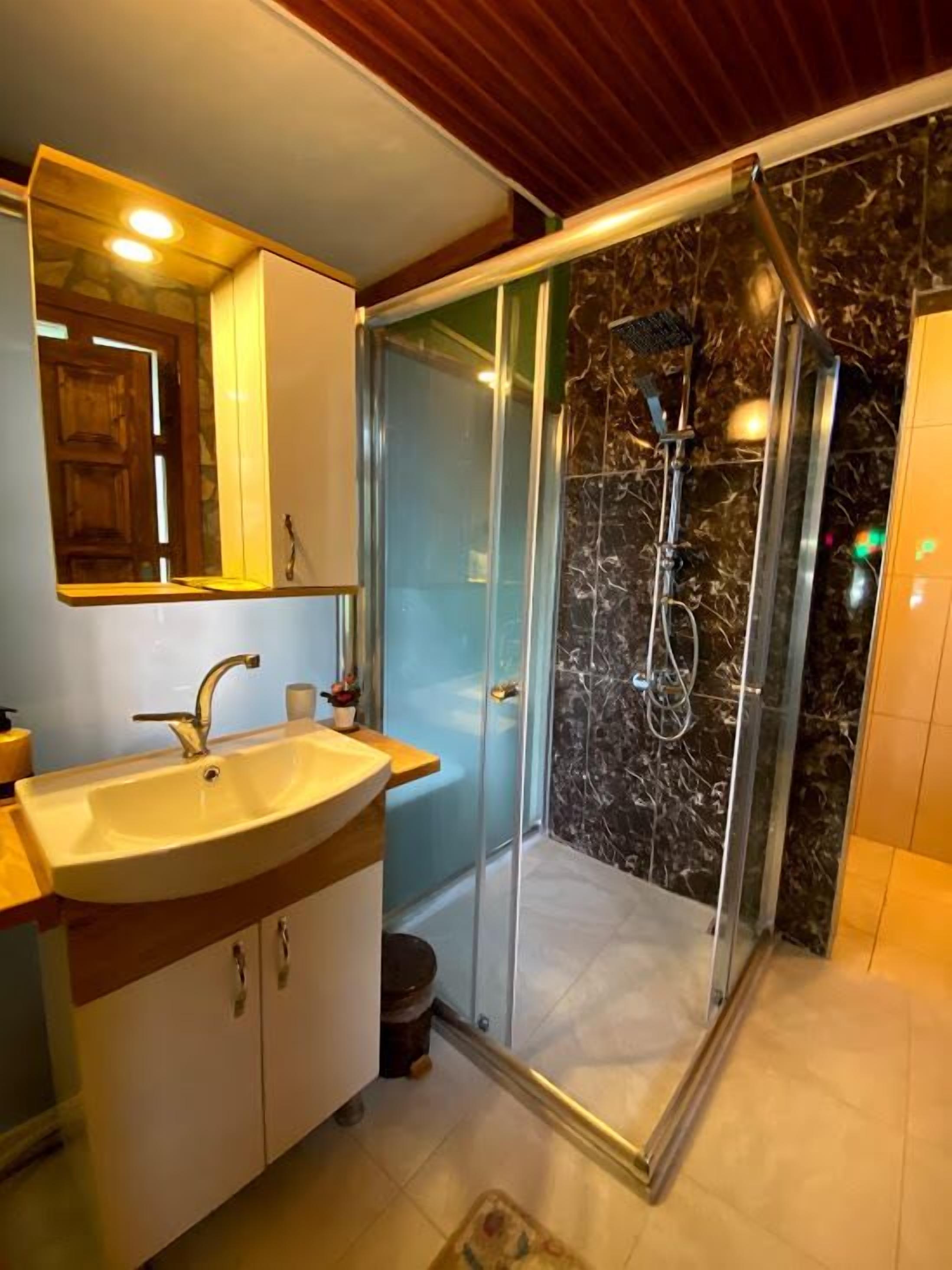suite | bathroom | shower, free toiletries, hair dryer, slippers