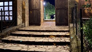 A stone staircase leading to a wooden door with a sign above. - Kafdagi Konak Hotel (Derepazari)