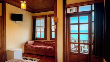 Camera, 1 letto matrimoniale, vista mare | Una scrivania, Wi-Fi gratuito, lenzuola