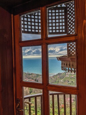 Kahden hengen huone (yksi tai kaksi sänkyä), 1 parisänky tai 2 yhden hengen sänkyä, merinäköala | Työpöytä, ilmainen Wi-Fi, vuodevaatteet