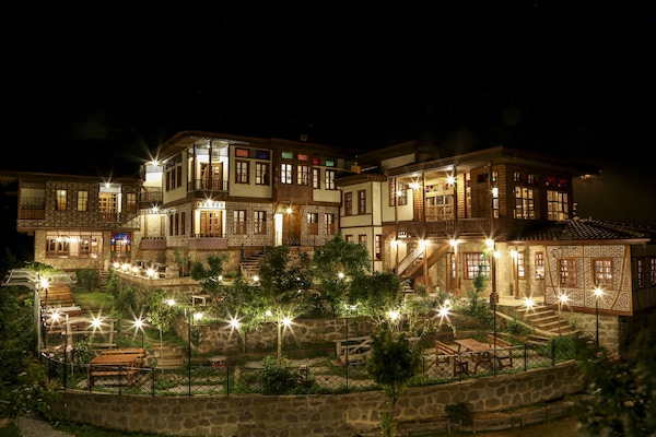 Fachada da propriedade à noite
