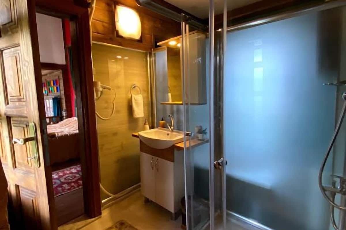 suite | bathroom | shower, free toiletries, hair dryer, slippers