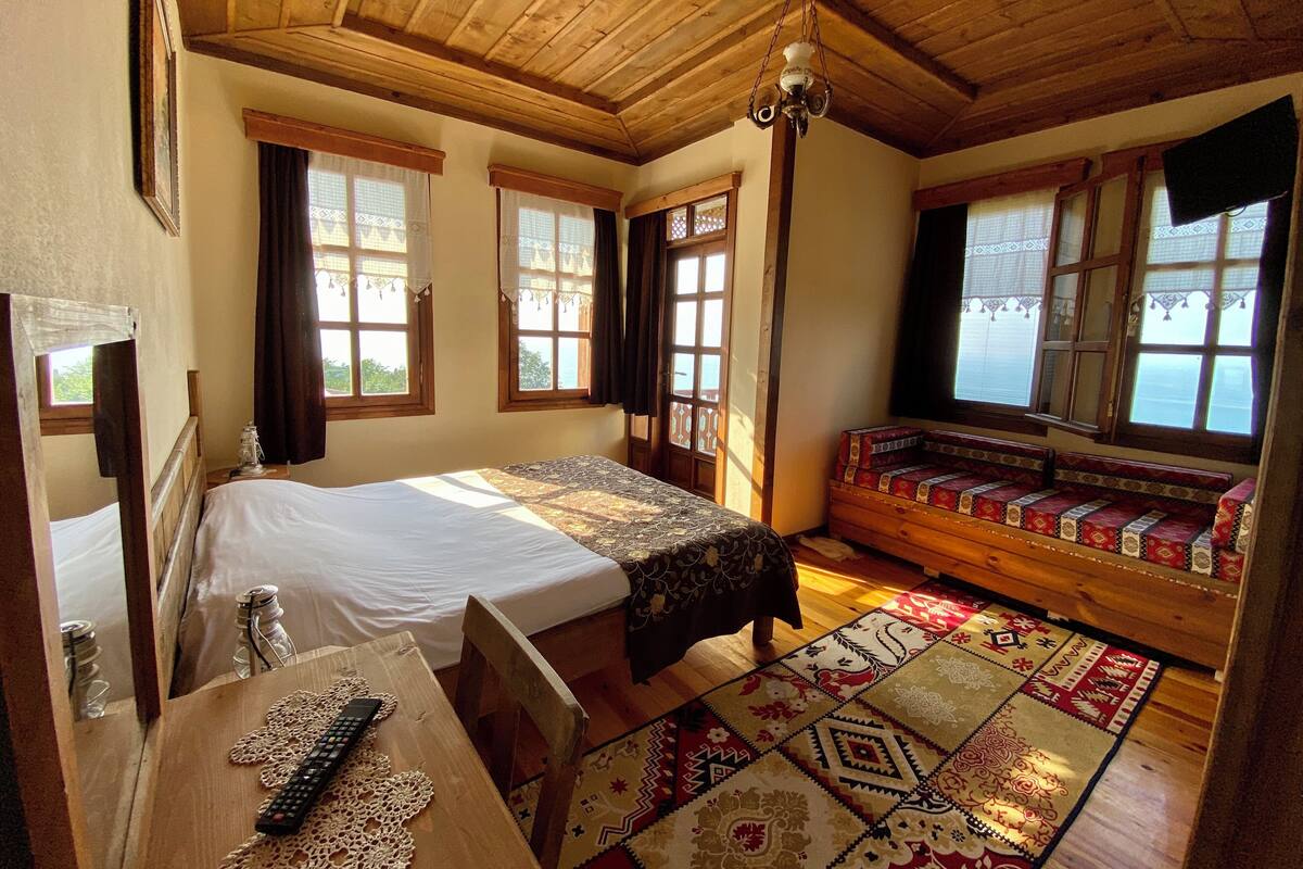 Desk, free WiFi, bed sheets
