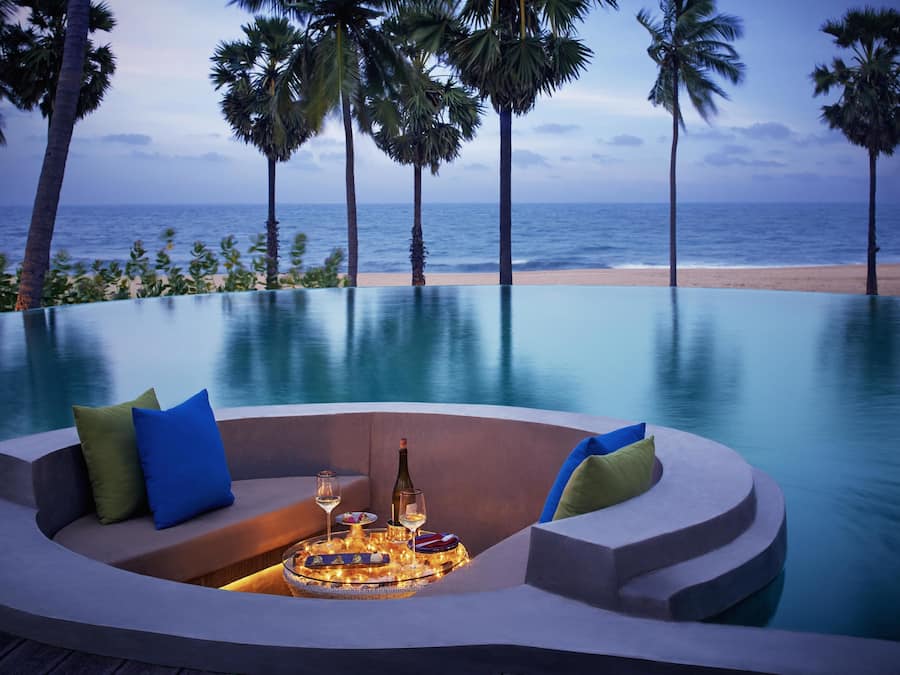 Breakfast, lunch, dinner served; international cuisine