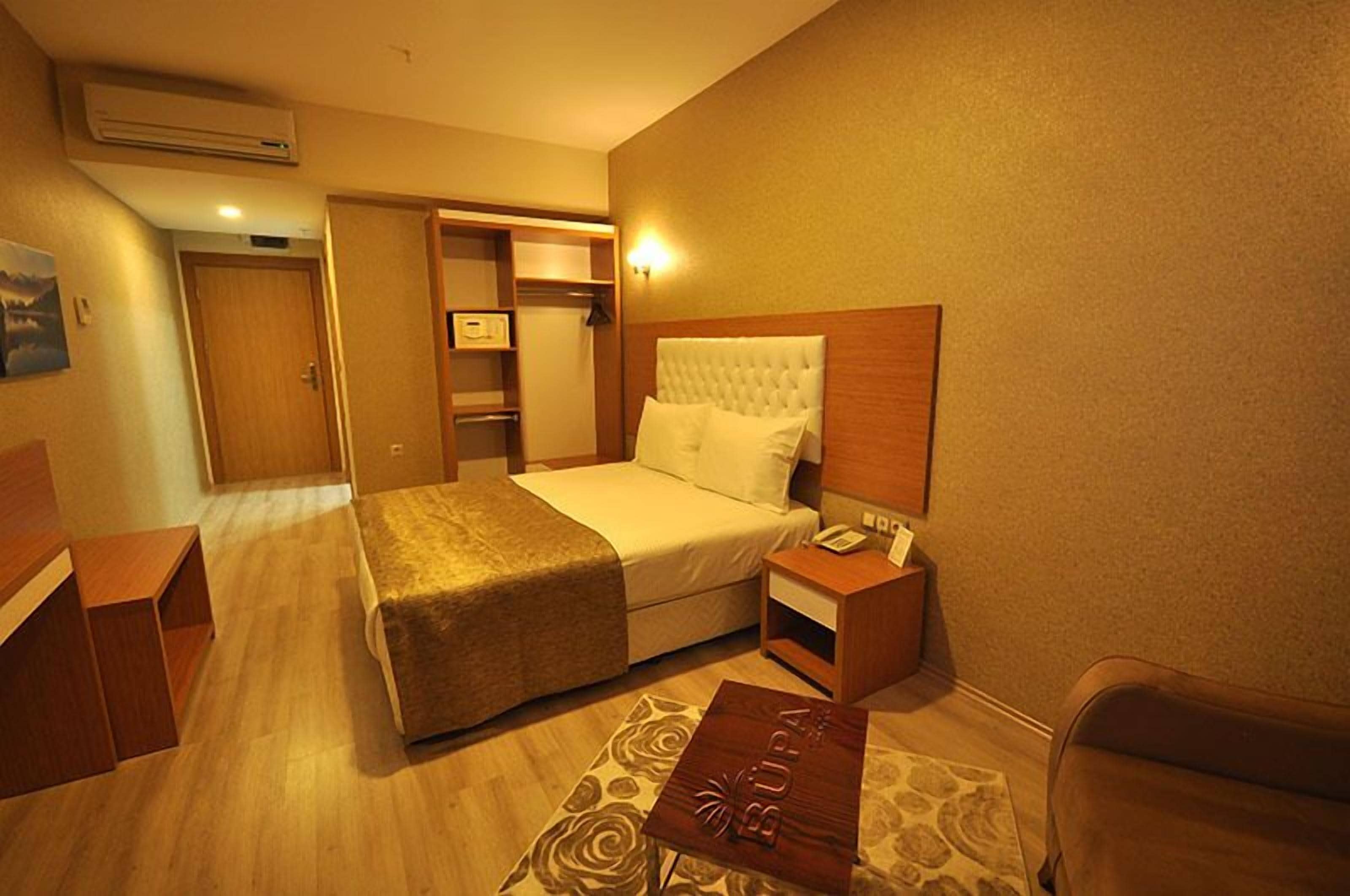 standard room | premium bedding, minibar, in-room safe, desk