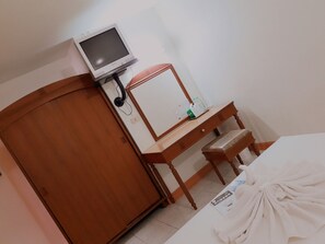 Standard Double Room, 1 Queen Bed, Non Smoking, City View | Desk, laptop workspace, free WiFi, bed sheets - Muang Khon Guest House (Nakhon Si Thammarat)