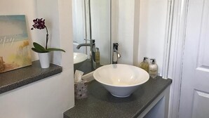 Departamento Deluxe, 2 habitaciones | Lavabo en el baño