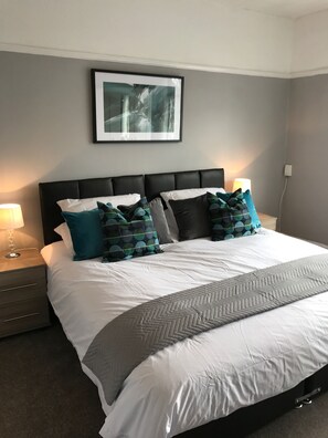 2 bedrooms, desk, blackout drapes, free WiFi - Finney Place - Air Accommodation (Cheadle)