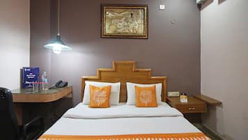 Habitación estándar con 1 cama matrimonial o 2 individuales, 1 cama matrimonial, baño privado | Ropa de cama