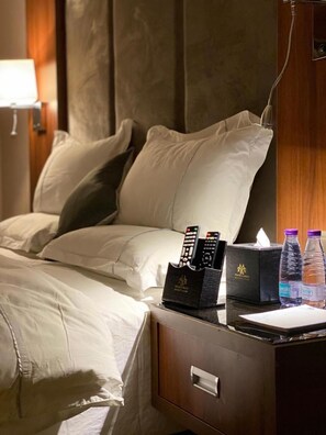 Minibar, värdeförvaringsskåp på rummet och skrivbord