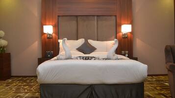 Double Room | Minibar, in-room safe, desk, blackout drapes