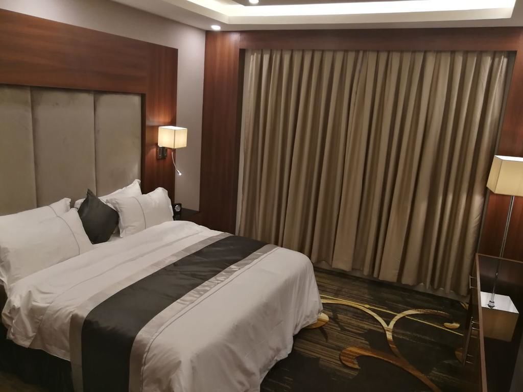Minibar, coffres-forts dans les chambres, bureau, rideaux occultants