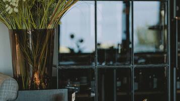 Breakfast, lunch, dinner served; Regional cuisine