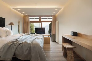 Superior Double Room, Terrace | Premium bedding, minibar, in-room safe, individually decorated - Hotel Küglerhof (Tirolo)