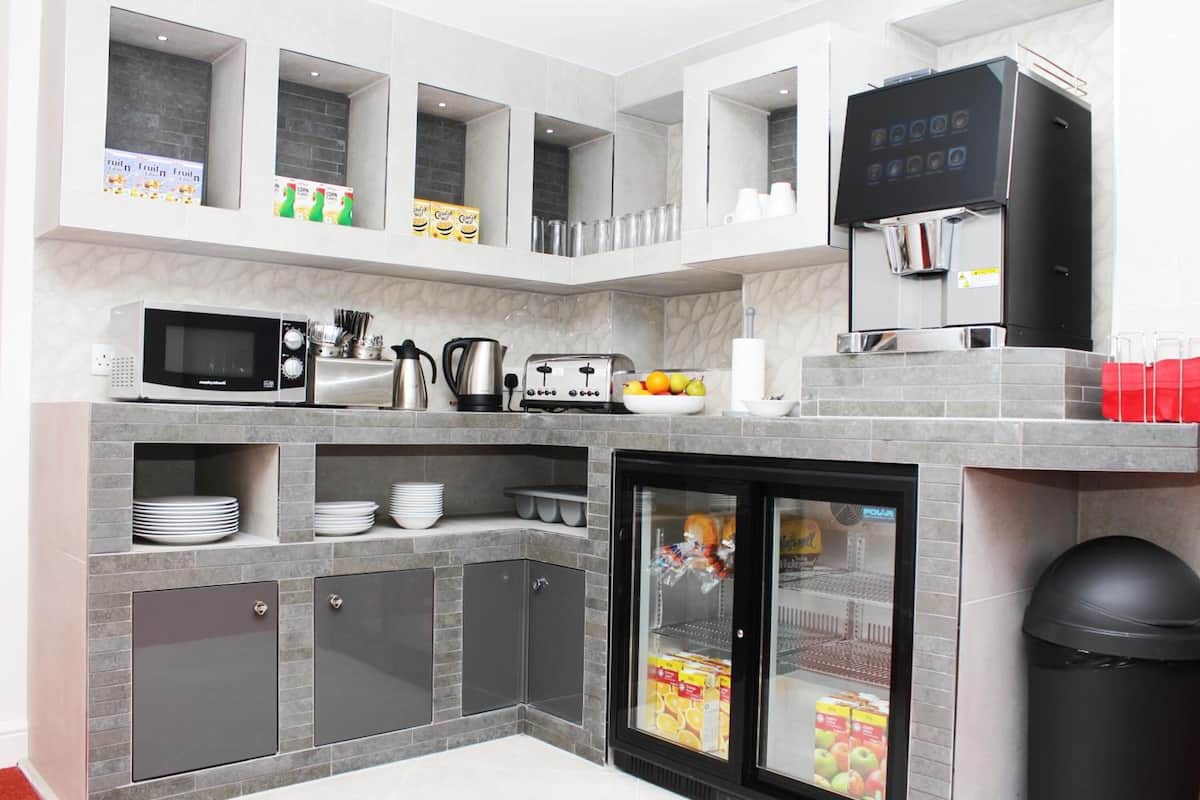full-sized fridge, microwave, oven, stovetop