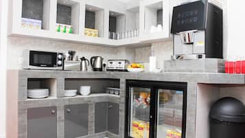 Kjøleskap, mikrobølgeovn på fellesområdet, ovn og kokeplater