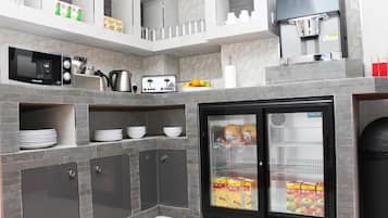 Full-sized fridge, microwave, oven, stovetop