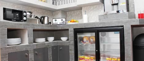 Frigorífico grande, microondas en la zona común, horno y placa de cocina