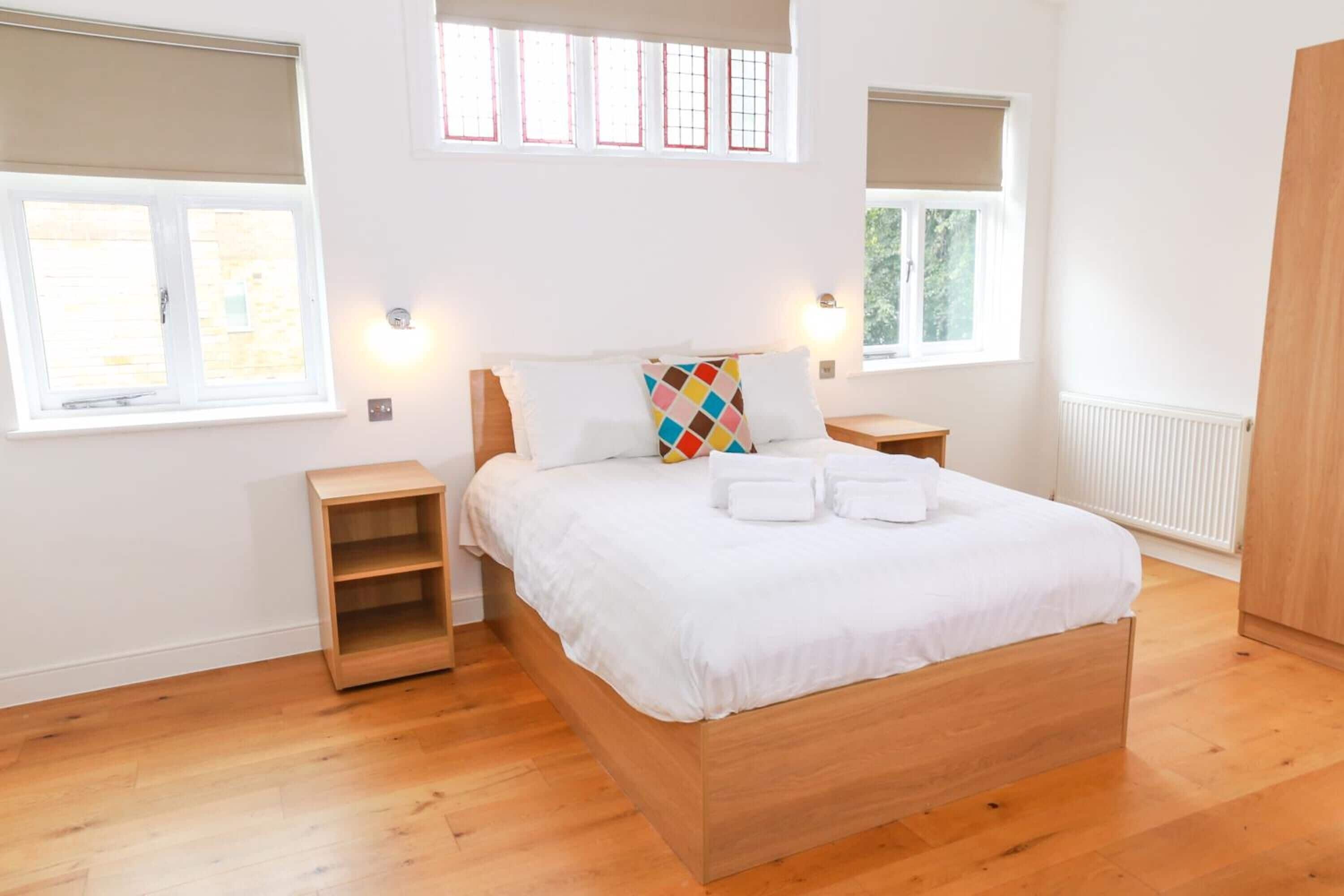 Escritorio, tabla de planchar con plancha, camas extra y wifi gratis 