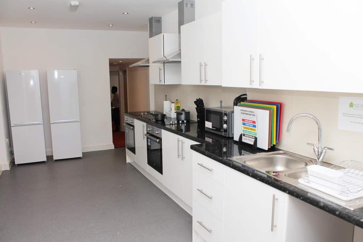 full-sized fridge, microwave, oven, stovetop