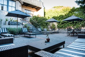 Kolam renang terbuka, payung kolam, kerusi lepak pantai