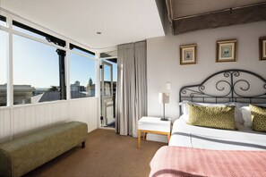 Family Double or Twin Room, 2 Bedrooms | Peti besi dalam bilik, dihias secara berasingan