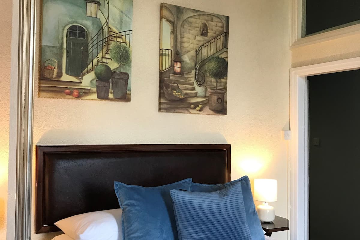Standard Double Room | Dihias secara berasingan, meja, seterika/papan seterika, Wi-fi percuma