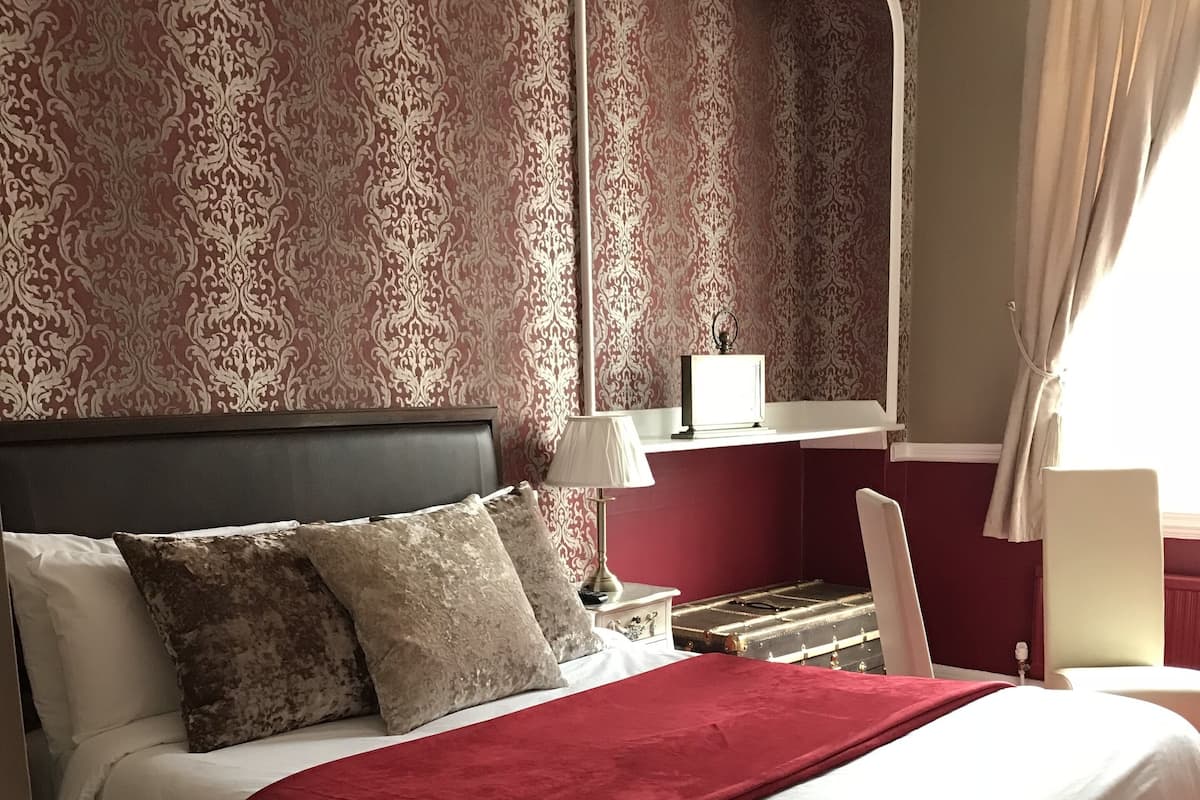 Deluxe Double Room | Dihias secara berasingan, meja, seterika/papan seterika, Wi-fi percuma