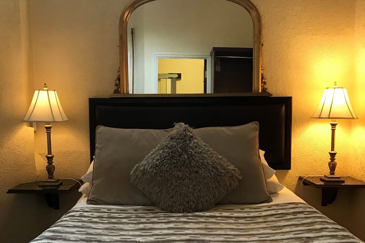 Economy Double Room | Dihias secara berasingan, meja, seterika/papan seterika, Wi-fi percuma