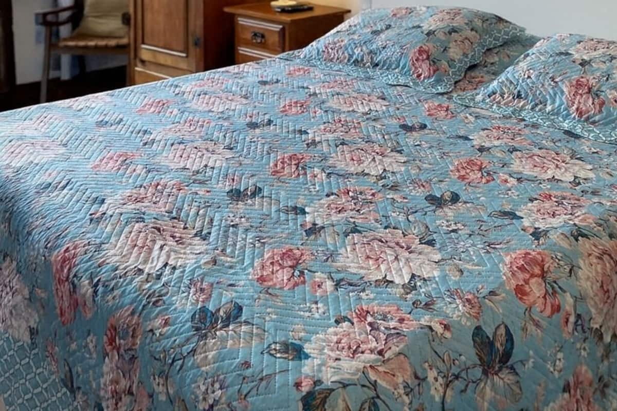 Kamar Triple Standar | Brankas, didekorasi berbeda-beda, setrika/meja setrika, dan Wi-Fi gratis