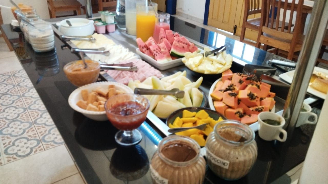 Un tavolo con buffet assortito di cibi e condimenti.