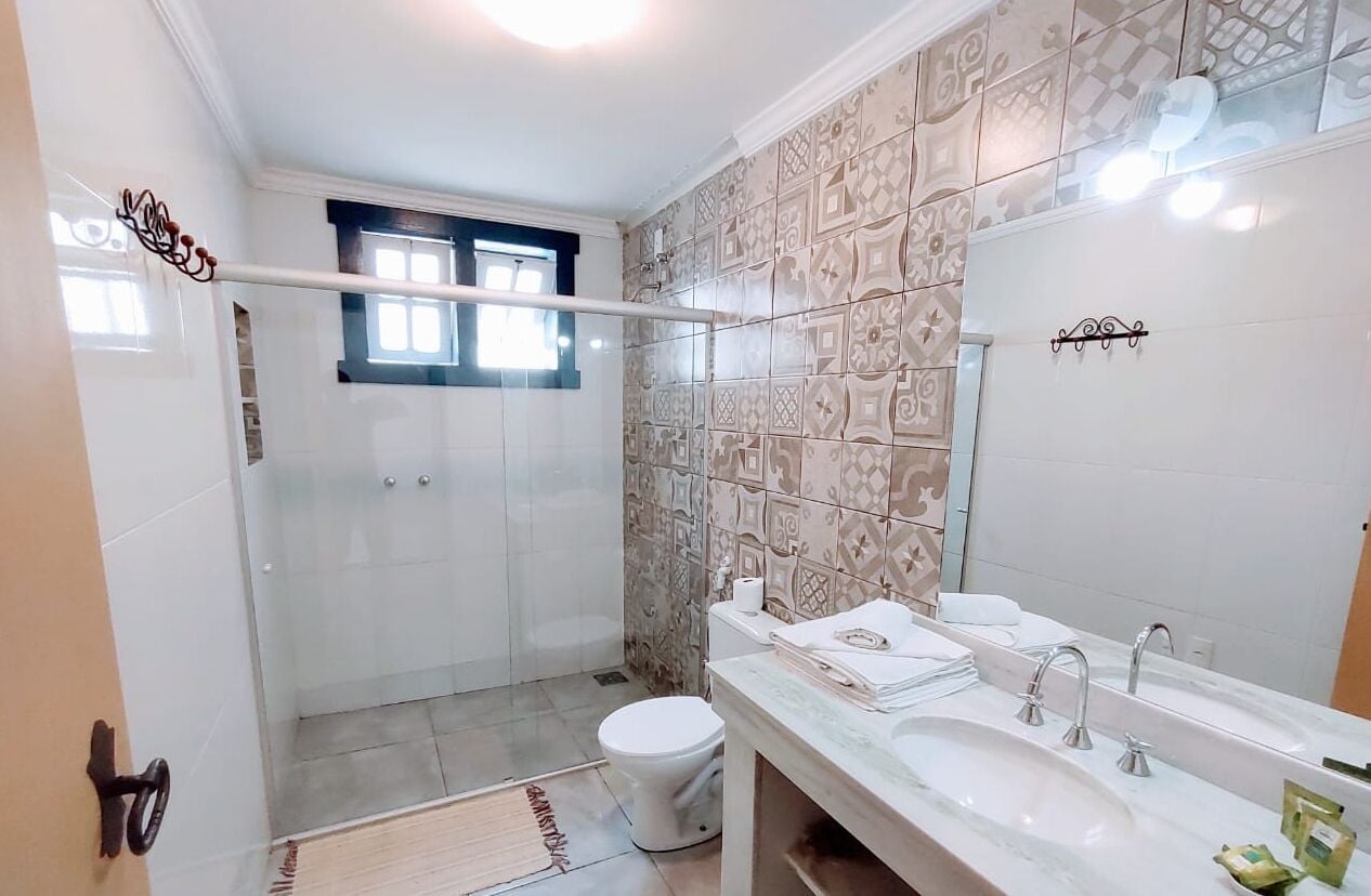 Shower, free toiletries, hair dryer, bidet