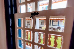 Minibar, coffres-forts dans les chambres, décoration personnalisée