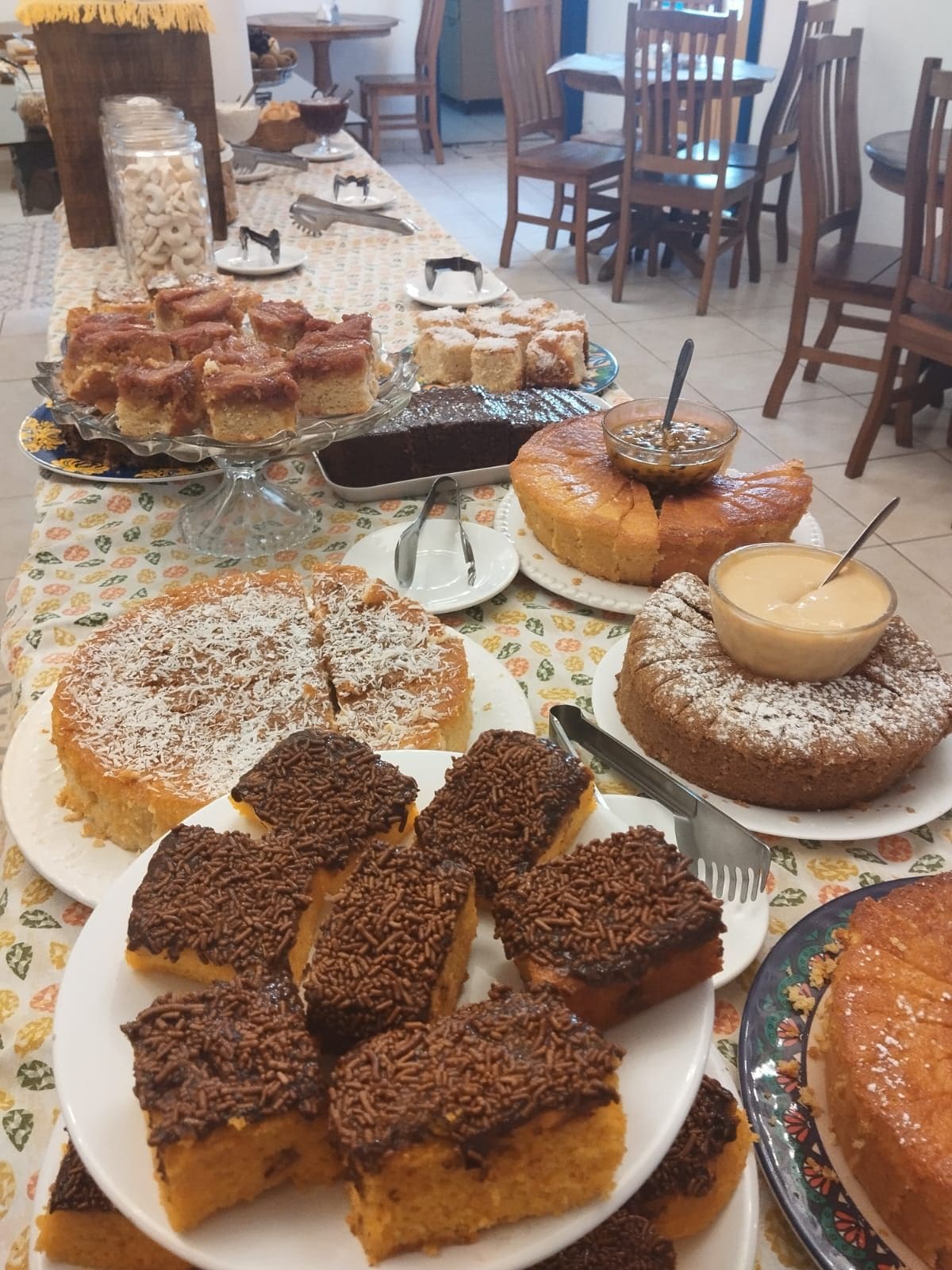 Una mesa de buffet con diversos postres y un tarro de galletas.