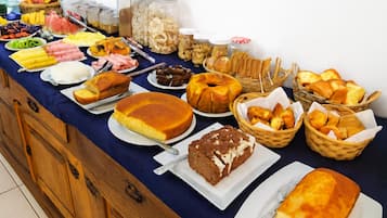 Café da manhã com buffet grátis todos os dias