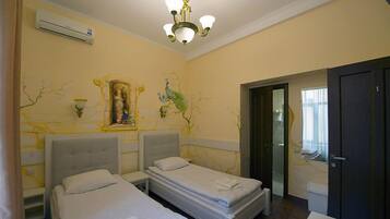 Habitación estándar con 2 camas individuales | Ropa de cama de alta calidad, decoración individual, escritorio