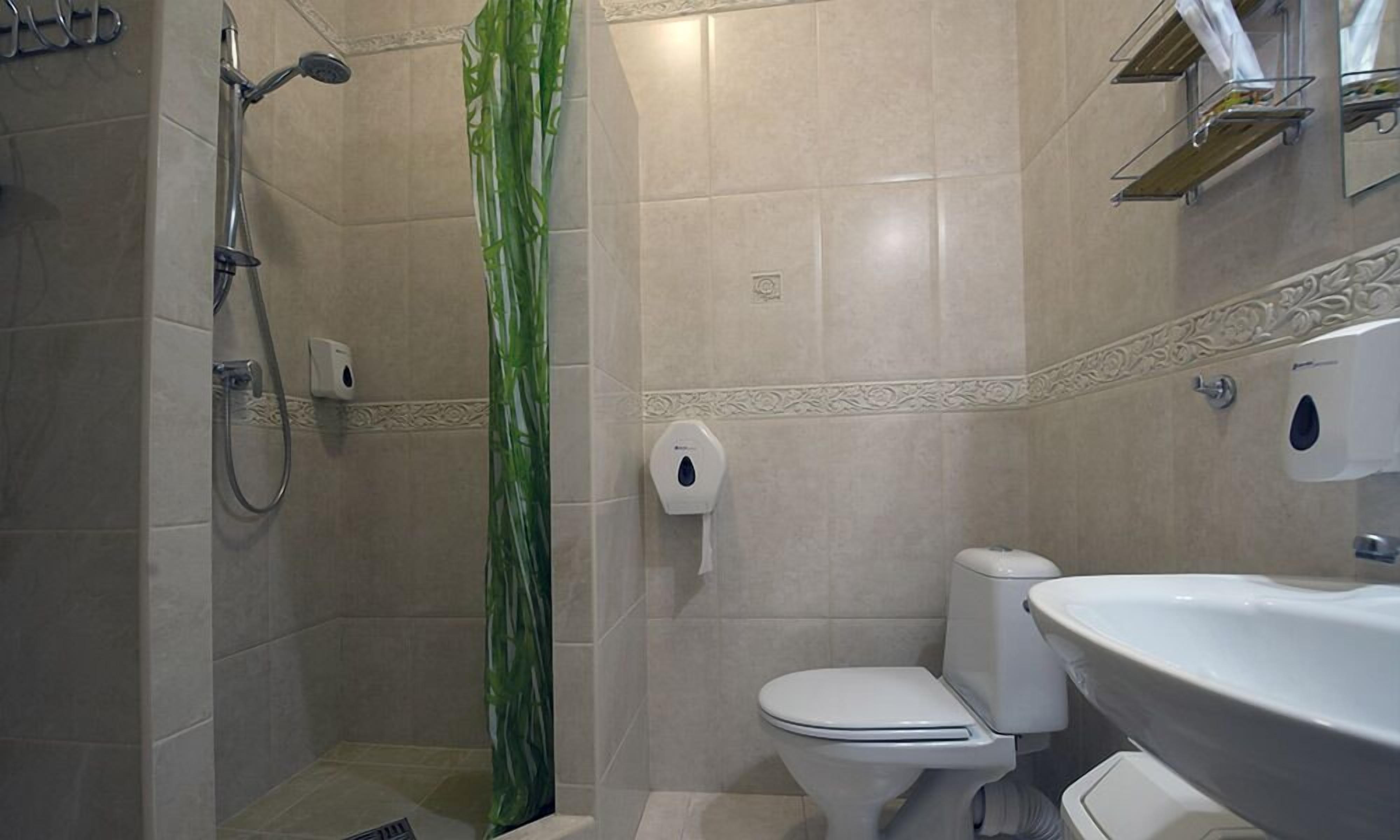 Kylpyhuone, jossa on suihku, wc ja pesuallas.