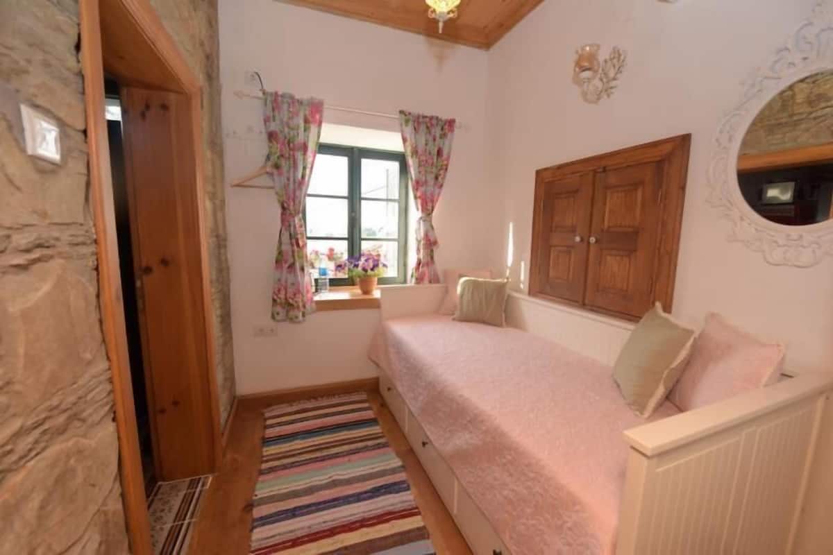 Habitación doble, vista al jardín | 3 habitaciones, escritorio, insonorización y wifi gratis