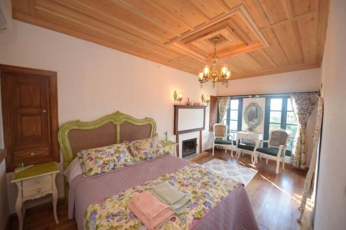 Quarto luxo, 1 quarto, vista para a montanha | Escrivaninha, quartos à prova de som, Wi-Fi de cortesia