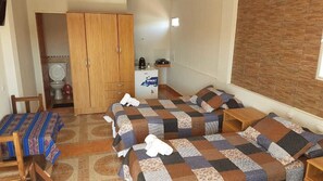 Quarto standard, 2 camas de solteiro, vista para a cidade | Escrivaninha, camas extras/dobráveis (sobretaxa), Wi-Fi de cortesia