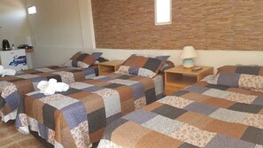 Quarto standard, 2 camas de solteiro, vista para a cidade | Escrivaninha, camas extras/dobráveis (sobretaxa), Wi-Fi de cortesia