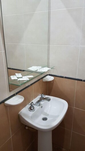 Senior Room, 1 Double Bed, City View | Bathroom sink - Hostal Casa Flores (San Salvador de Jujuy)