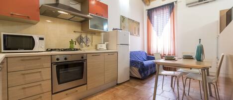 Studio | Cuisine privée | Grand réfrigérateur, micro-ondes, four, plaque de cuisson