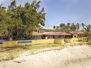 Vista frontal de la propiedad