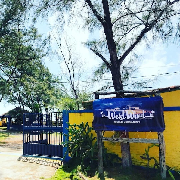 Vista frontal de la propiedad