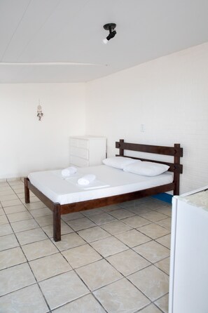 Minibar, tabla de planchar con plancha, wifi gratis y ropa de cama