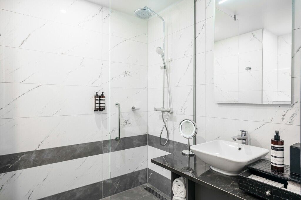 shower, rainfall showerhead, free toiletries, hair dryer