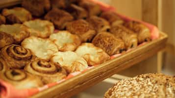 Varied seleção de produtos de panificação, incluindo croissants, muffins e bagels.